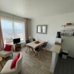 rez sur digue de mer - coin living - cuisine