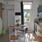 Logement lumineux avec son grand jardin clos.